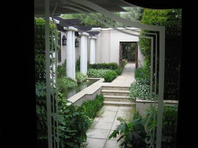 Garden design by Shirley Wallington — Entrance through the front door
