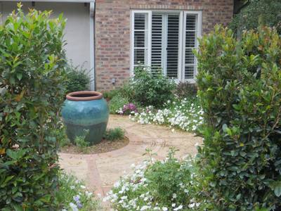 Garden design by Shirley Wallington — Pot as a feature in a circle